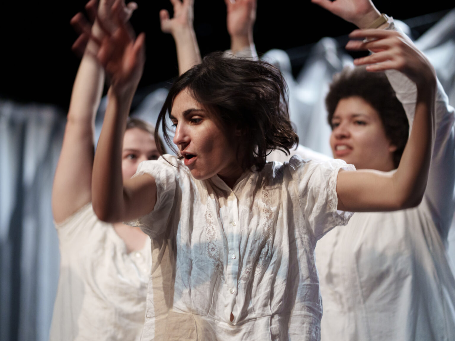 L’Incandescente et le gang des cracheuses de sang par Louise Chevillotte